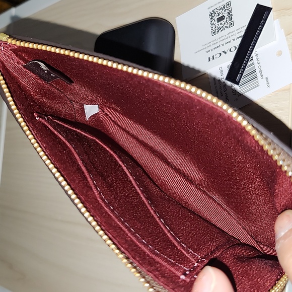 Coach wristlet corner zip. - Picture 4 of 7